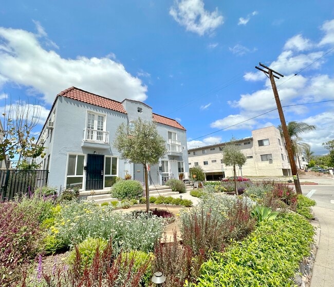 Building Photo - 873 N Heliotrope Dr