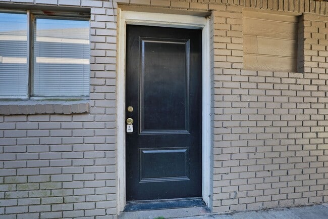 Building Photo - For Lease-Housing Vouchers Accepted | 2 Bed, 1 Bath | 800 Sq Ft | Sunnyside Place Community |
