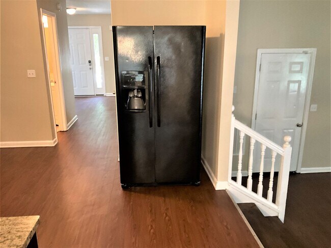 Foto del edificio - 2208 Hidden Creek Dr