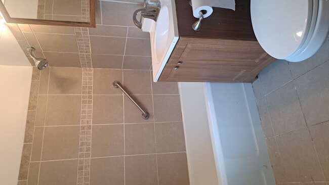 Building Photo - 244 E 92nd St