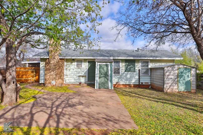 Foto del edificio - 3 bedroom FULL RENOVATED in 2023! ALL APPLIANCES provided!