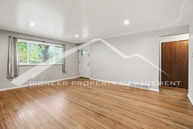 Building Photo - Charming Duplex with Washer/Dryer and Fenced Yard