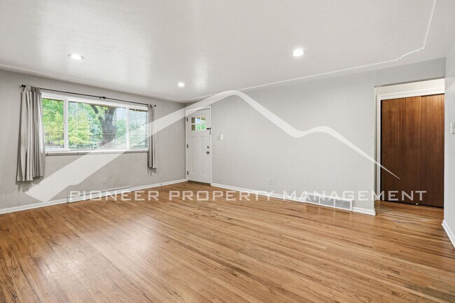 Foto del edificio - Charming Duplex with Washer/Dryer and Fenced Yard