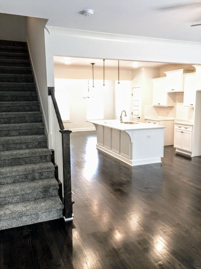 Building Photo - 4 Bedroom Townhome - Lenox Creekside