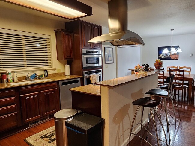 Building Photo - 4 bedroom Townhome available January 1