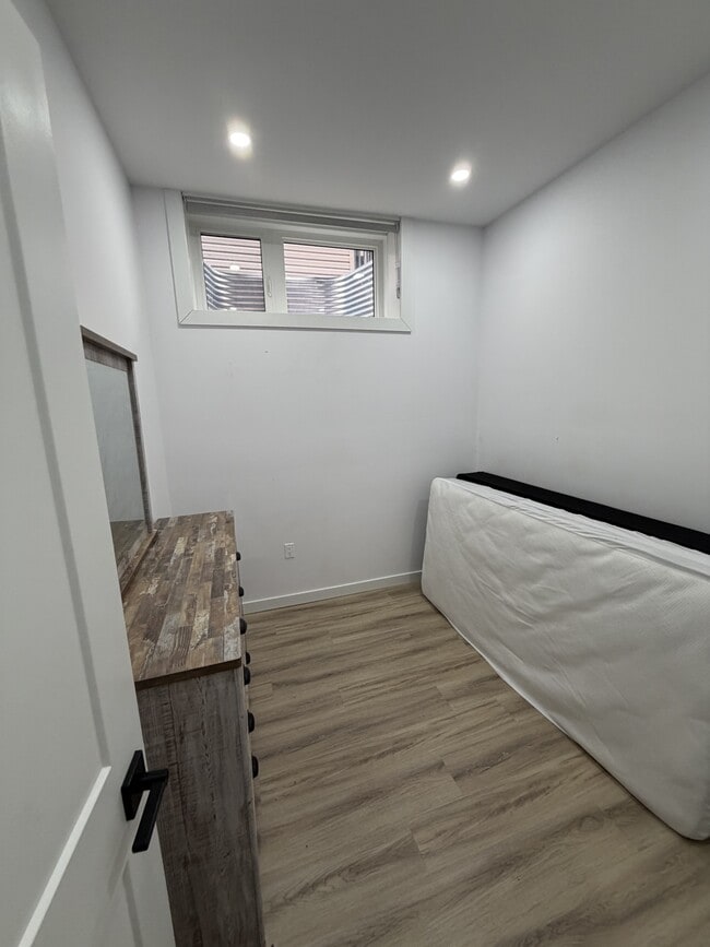 Building Photo - 316 Somerset St. E