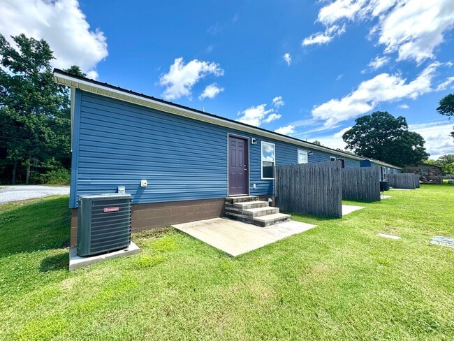 Building Photo - 2 Bedroom/2 Bathroom Triplex Unit in Southside