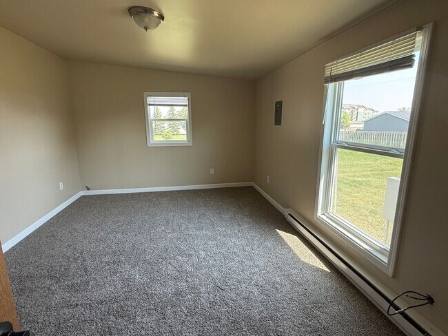 Building Photo - Single-family home available!