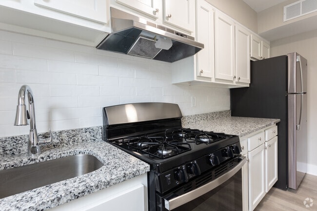 2BR, 1BA - 760SF - Capitol Square