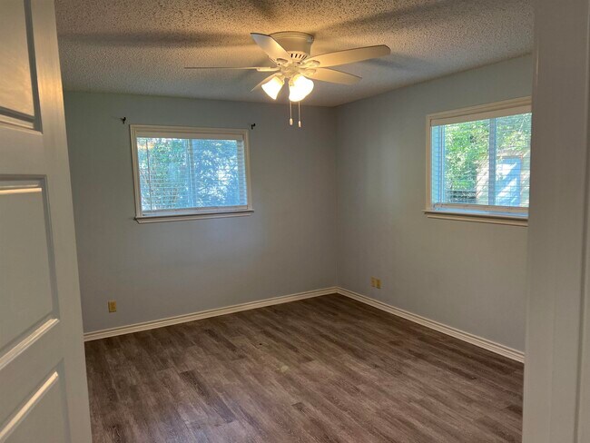 Foto del edificio - 1749 Bluebonnet Ln