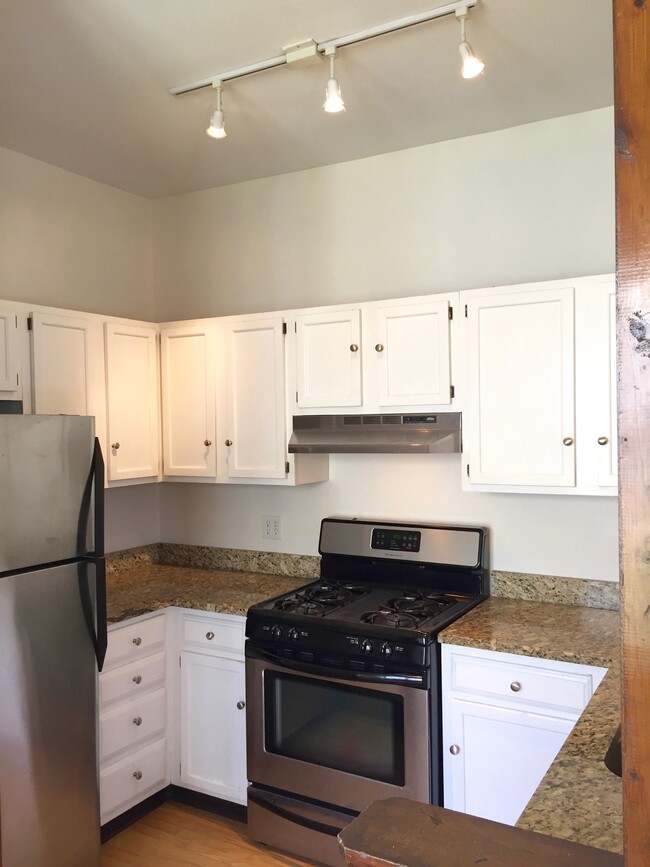 Kitchen with granite counters - 2432 Stevens Ave