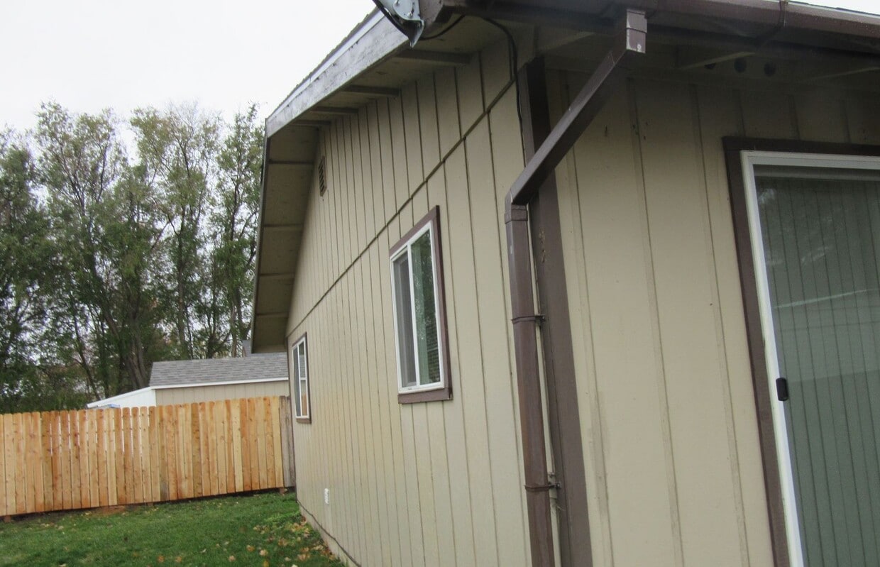 Building Photo - Ash St. Duplex