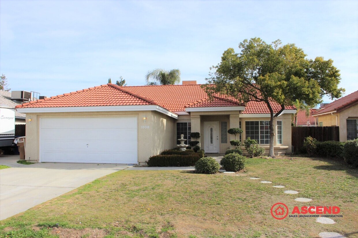 Primary Photo - Amazing 4 Bedroom Home with Attached Garage!