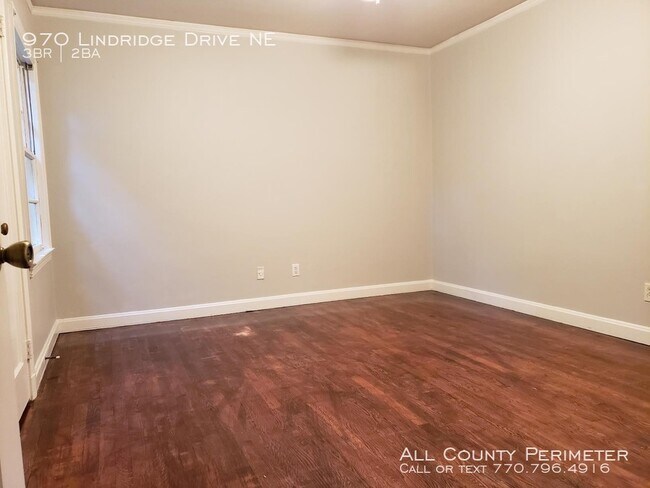 Building Photo - 970 Lindridge Dr NE