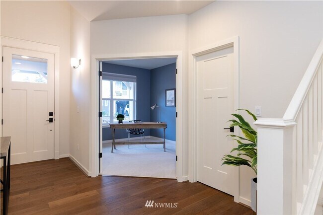Foto del edificio - 4 Bedroom Oversized Home in Mountlake Terrace- Office Space and Charging Station