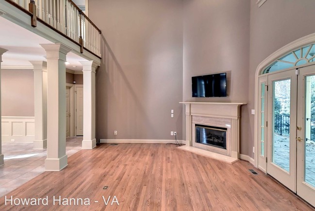 Building Photo - 213 Sir Thomas Lunsford Dr