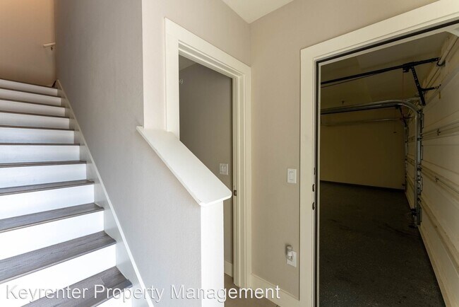 Building Photo - 2 br, 2.5 bath House - 604 North Bluff Dr,...