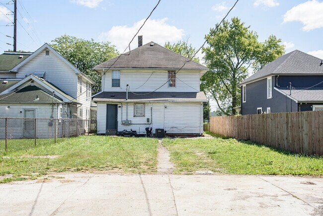 Building Photo - 374 N Holmes Ave