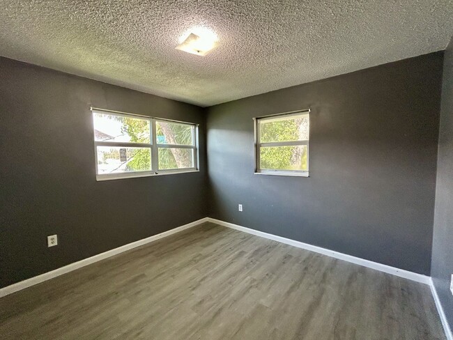 Building Photo - Lovely, updated 1 bed 1 bath available now...