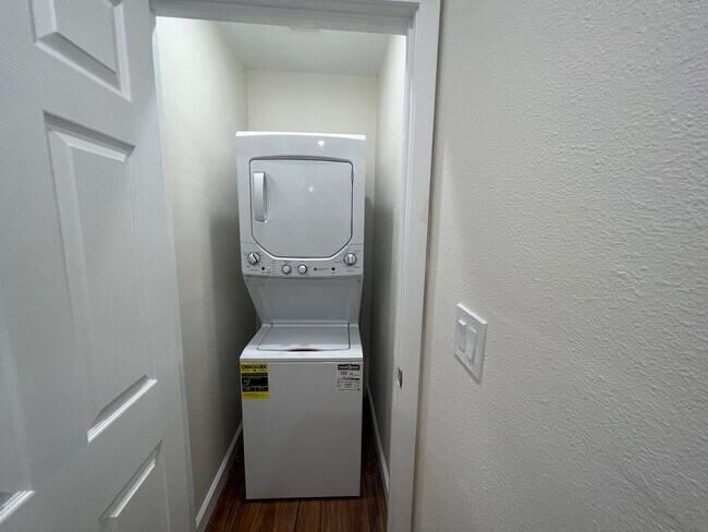In-Unit Washer & Dryer - 1618 E Romneya Dr