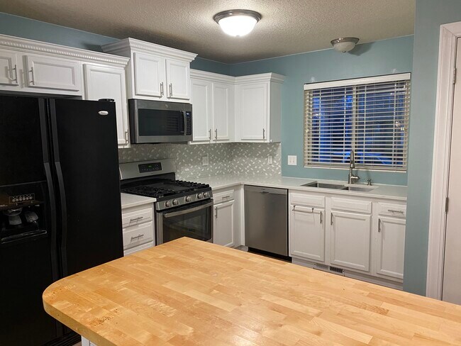 Building Photo - 2011 SW Reunion Cir