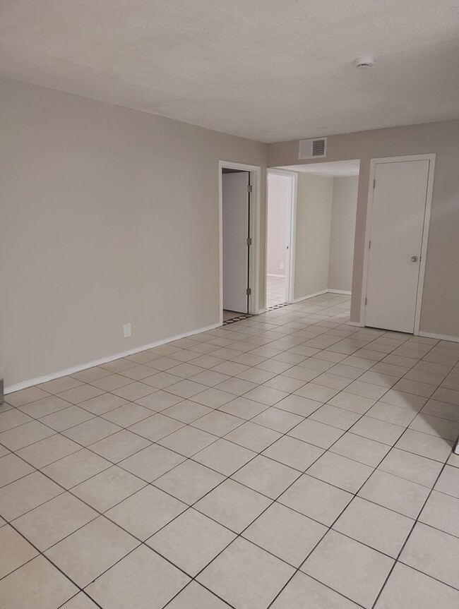 Foto del edificio - COMING SOON - Recently updated 2 bed -1 bath aprox 800 sq ft 2nd and Montano