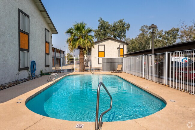 Piscina - The Axis on Mcdowell