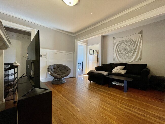 Foto del edificio - Fenway Apt near BU Campus and T!  Ht & HW Included!  $500 Utilities Rebate w Promo