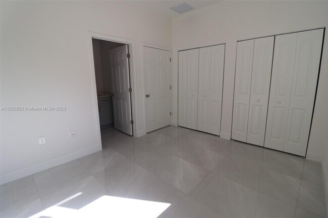 Foto del edificio - 2245 NW 98th St