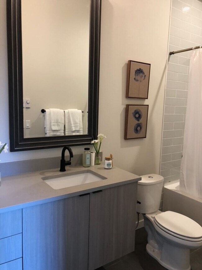 Foto del edificio - Gorgeous Townhome in Sunny Judkins Park-25...