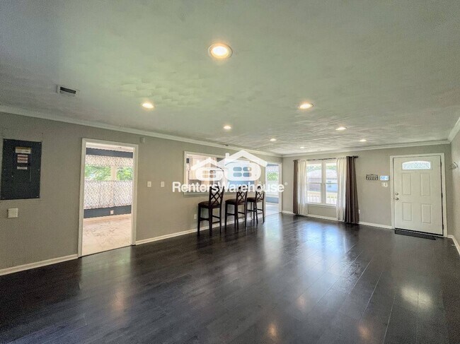 Foto del edificio - 2404 Haywood Ave