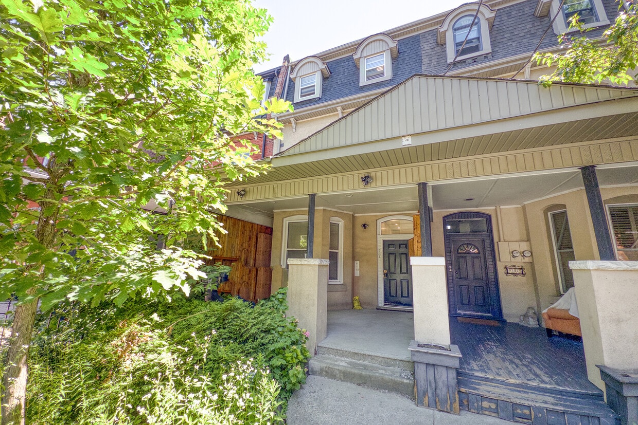 Primary Photo - 227 Beverley St