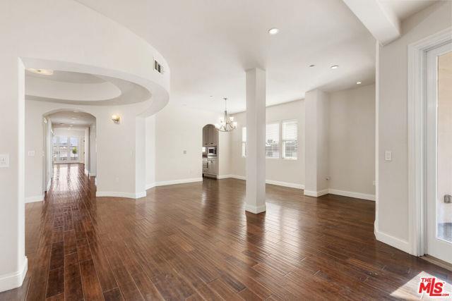 Foto principal - 320 S Swall Dr