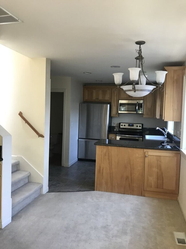 Building Photo - Three Bedroom Town House in Lichton Springs Seattle