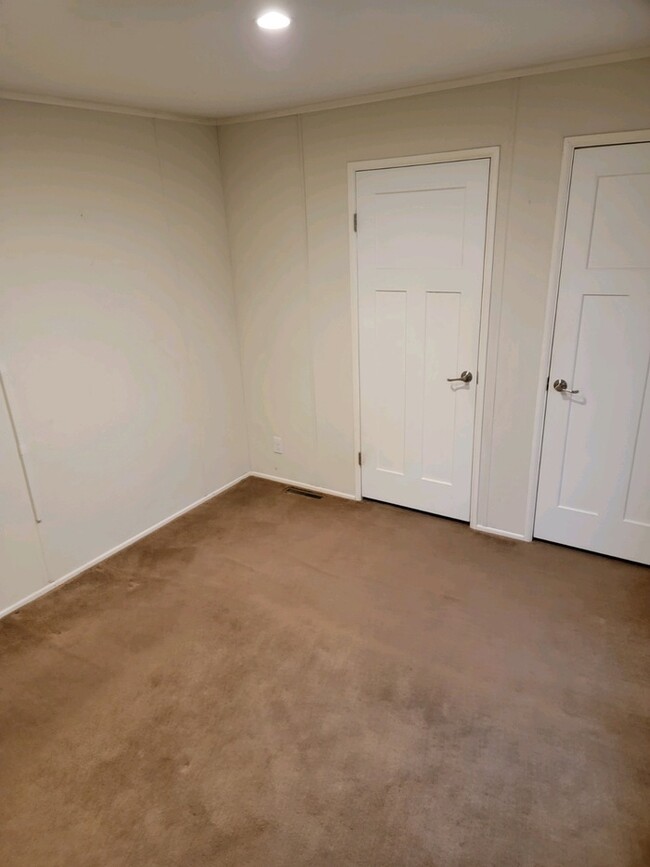 Building Photo - 2 Bedroom/1 Bathroom Mobile Home