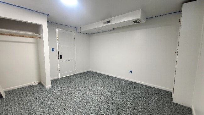 Building Photo - 557 Laker Wy