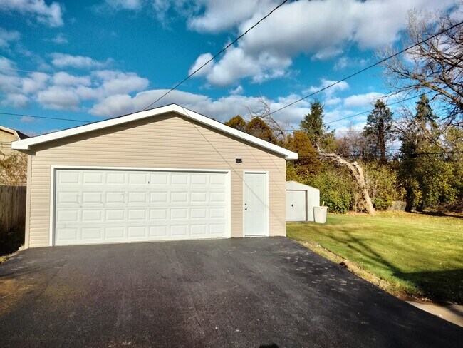 Building Photo - 4626 Larch Ave