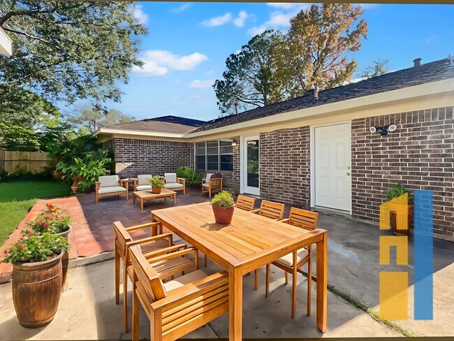 Foto del edificio - 9206 Sharpview Dr