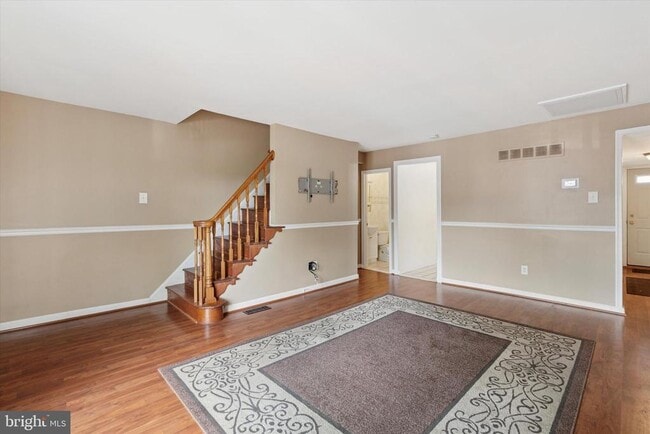 Building Photo - 525 Village Ln.