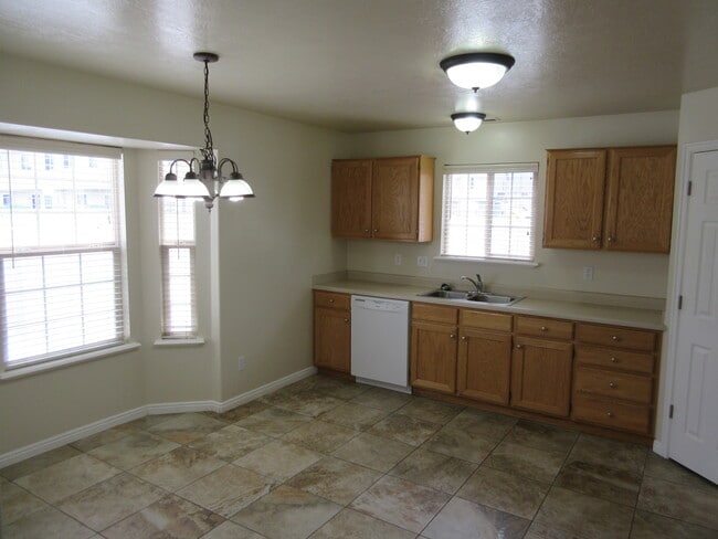 Building Photo - 921 S 1850 W