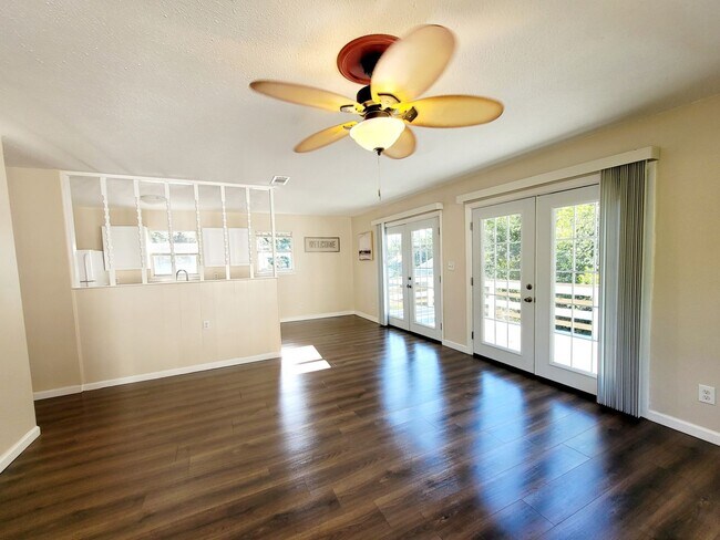 Foto del edificio - 3 bedroom home with Electric included