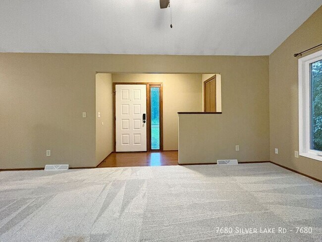 Foto del edificio - 7680 Silver Lake Rd