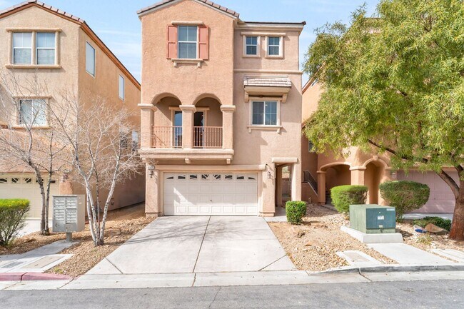 Foto del edificio - Flexible Three-Story Gated Home with Mountain Views & Modern Kitchen!