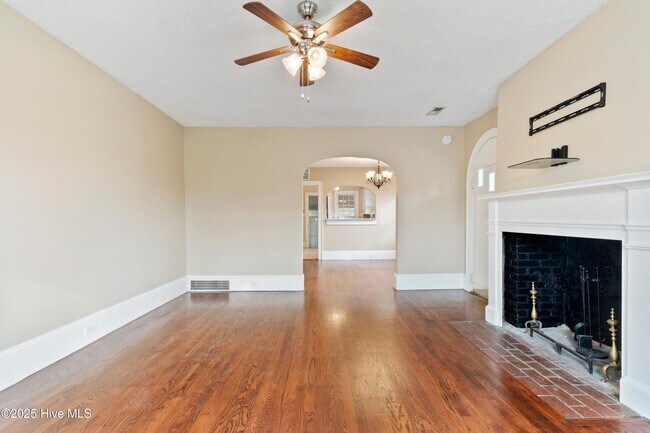 Building Photo - 2036 Van Buren St