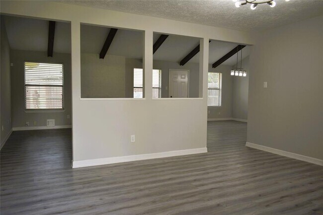 Foto del edificio - 10011 Sageorchard Ln