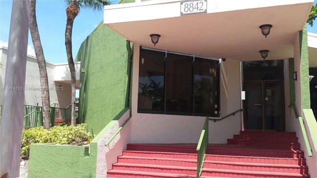 Building Photo - 8810 Fontainebleau Blvd