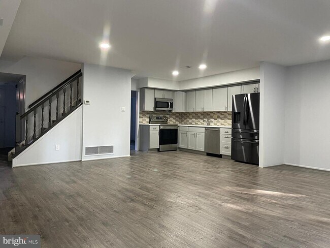 Building Photo - 904 Worthington Dr