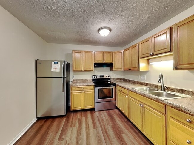 Building Photo - Receive ONE MONTH FREE RENT! 4 bed 1.5 bat...