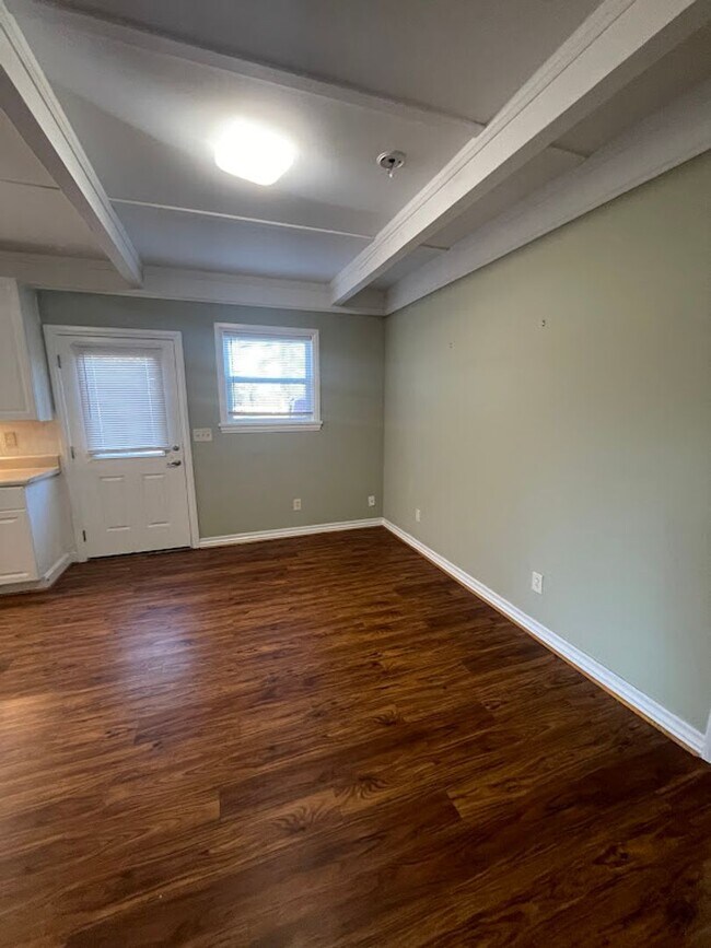 Building Photo - Cozy one bedroom just two minutes from Dow...