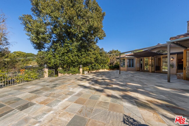 Foto del edificio - 15401 Brownwood Pl